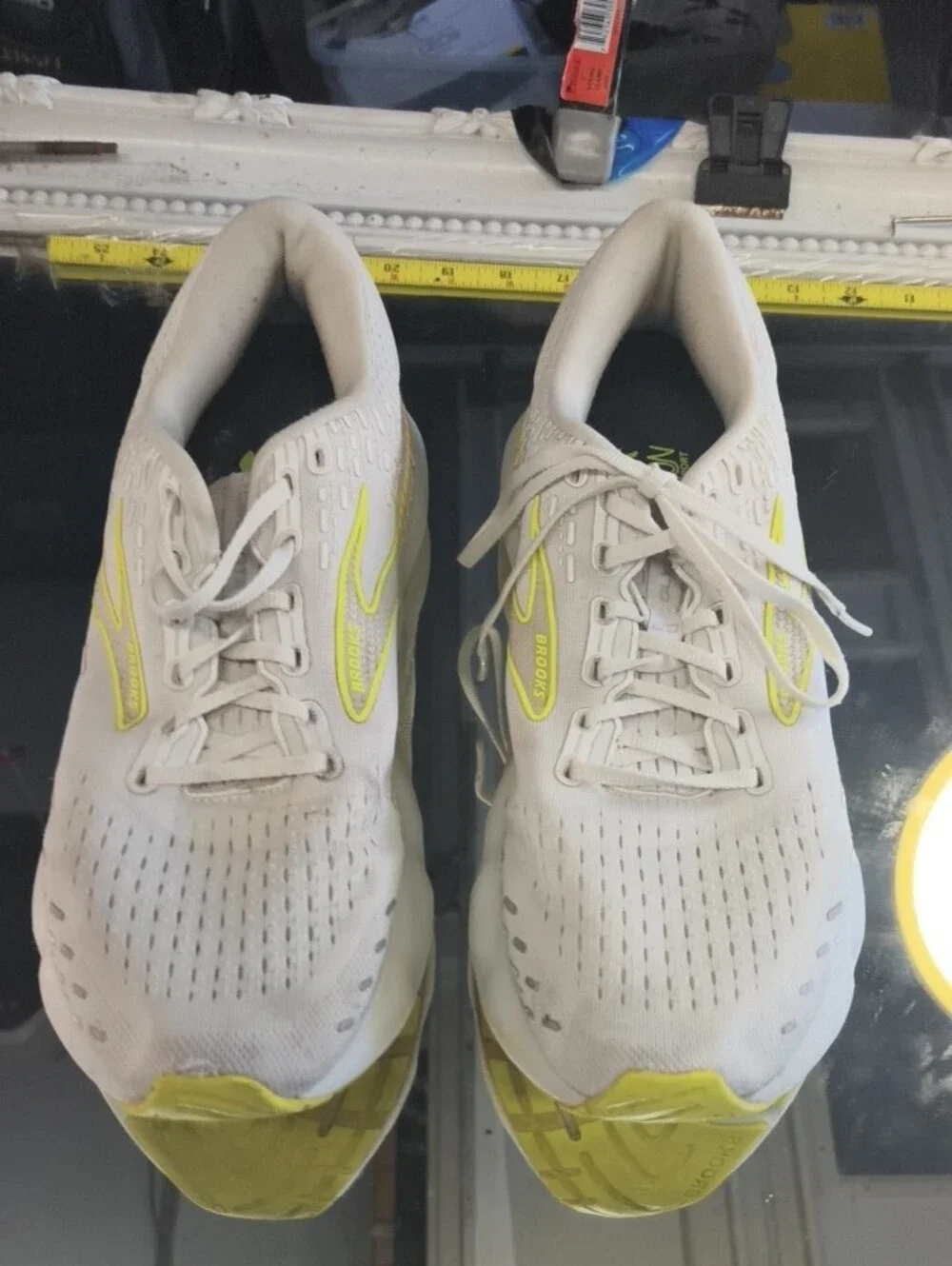 Mens 12 the Brooks Glycerin GTS 20 running shoes W/ Yellow Acccents.